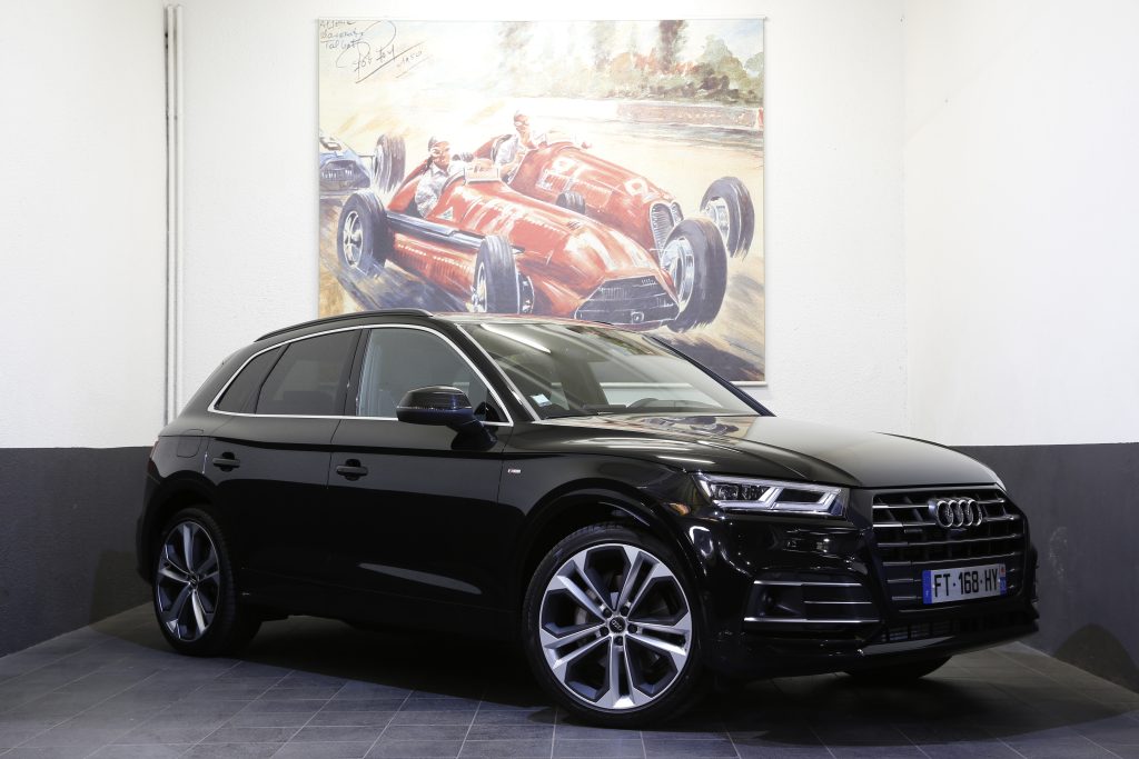 SUV noire disponible à la location chez First Location Automobiles