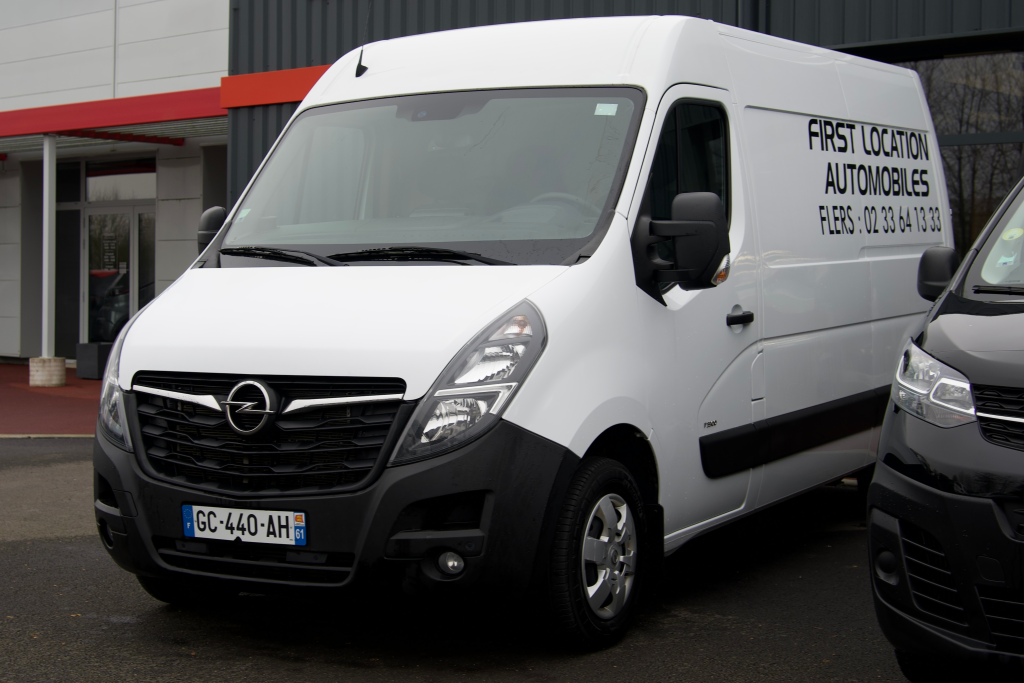 Utilitaire Opel Movano de location devant l’agence First Location Automobiles à Flers