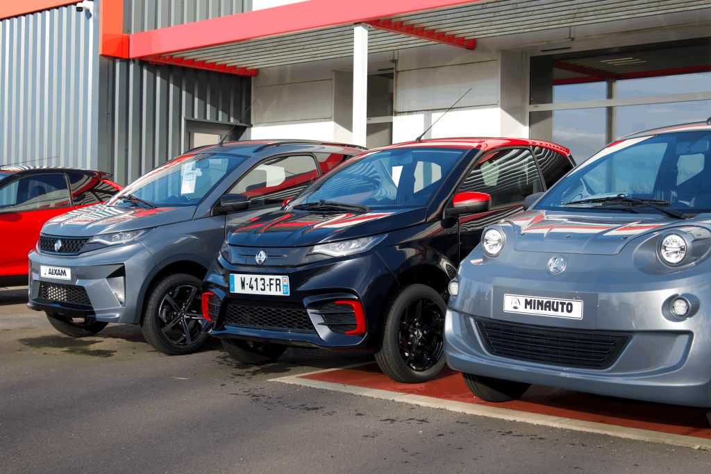 Voitures sans permis Aixam et Minauto disponibles en location chez First Location Automobiles