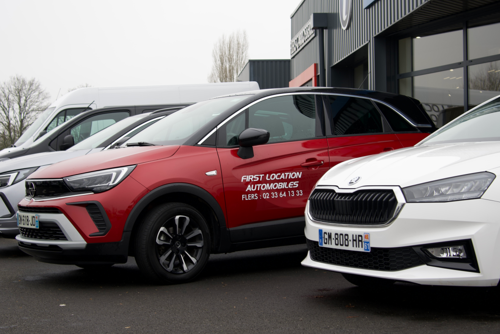 Voitures de location devant l’agence First Location Automobiles à Flers