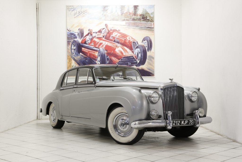 Voiture de collection classique disponible à la location chez First Location Automobiles